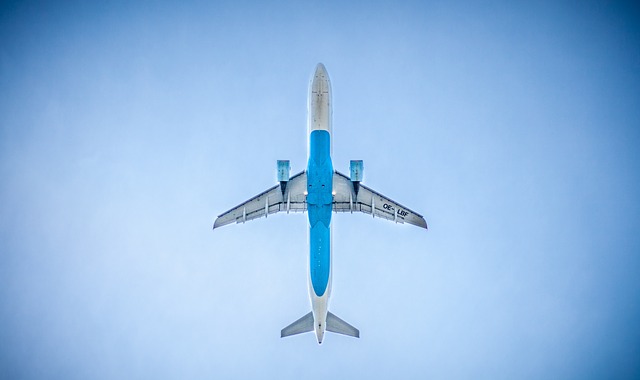 Modré lietadlo letiace na modrej oblohe.jpg