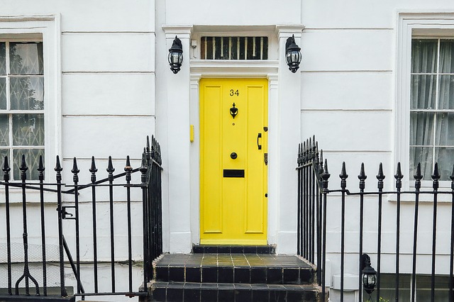 Chody pred bielym domom so žltými dvermi.jpg