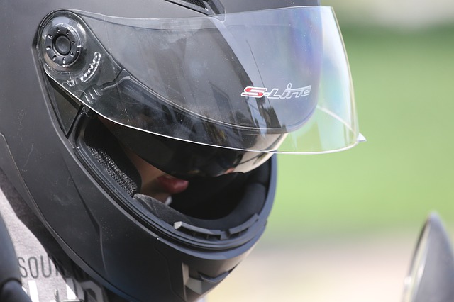 Motorkár s moto helmou na hlave